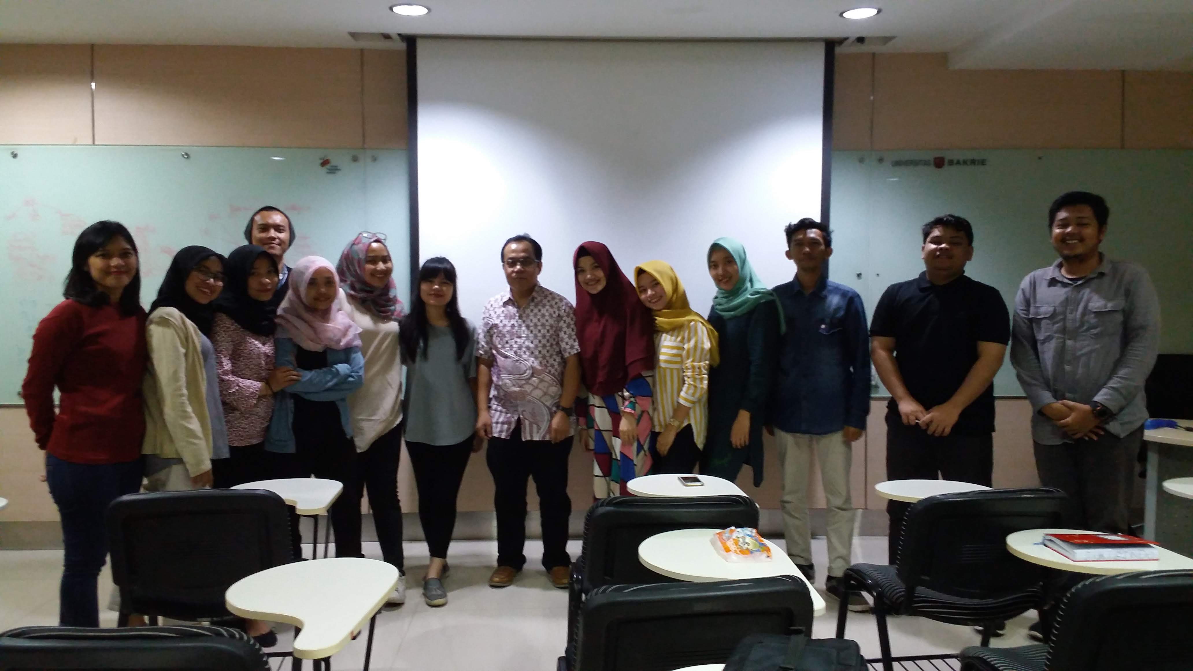 Foto bersama tim dalam sebuah kegiatan