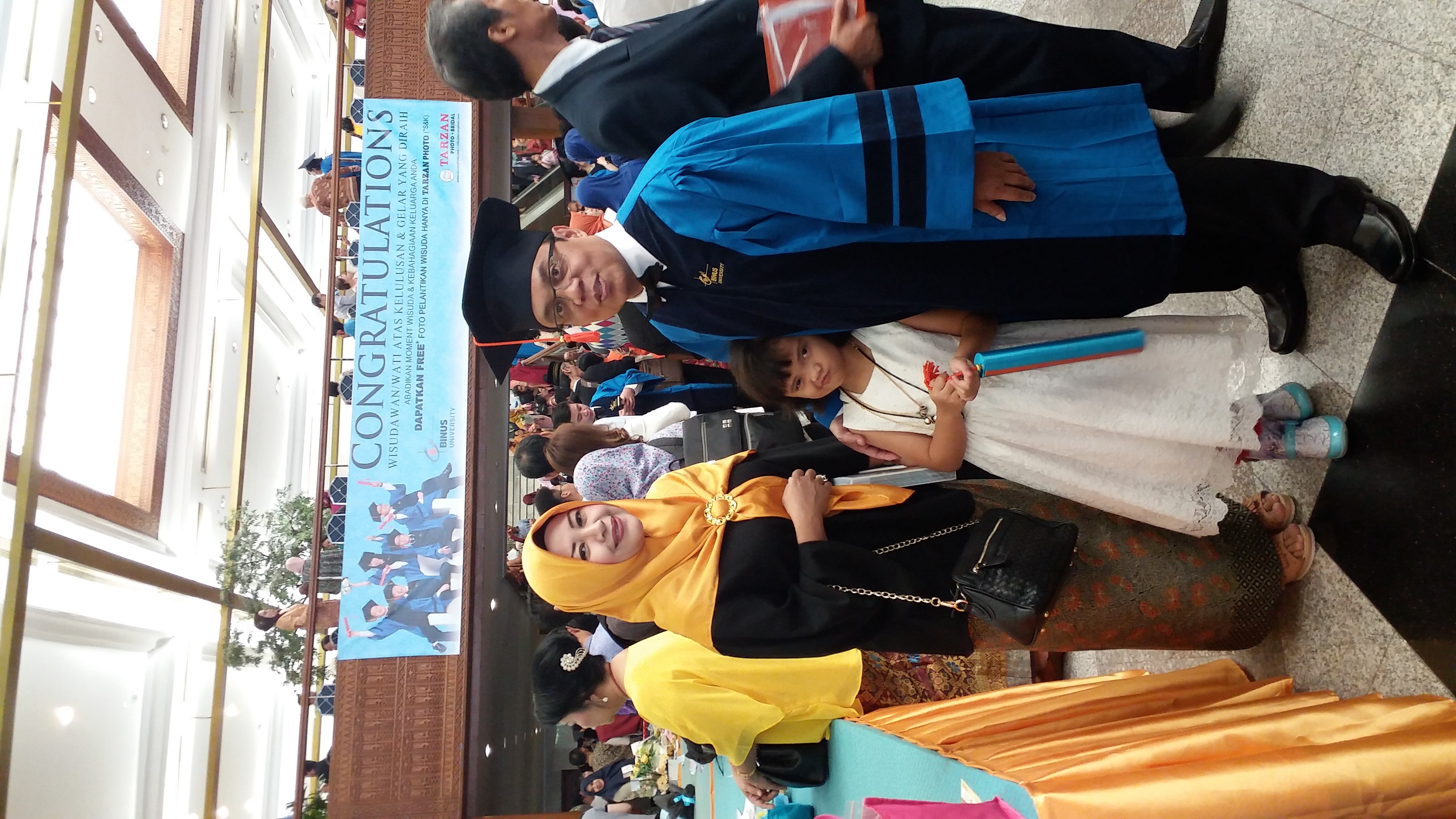 Keluarga dalam momen kelulusan