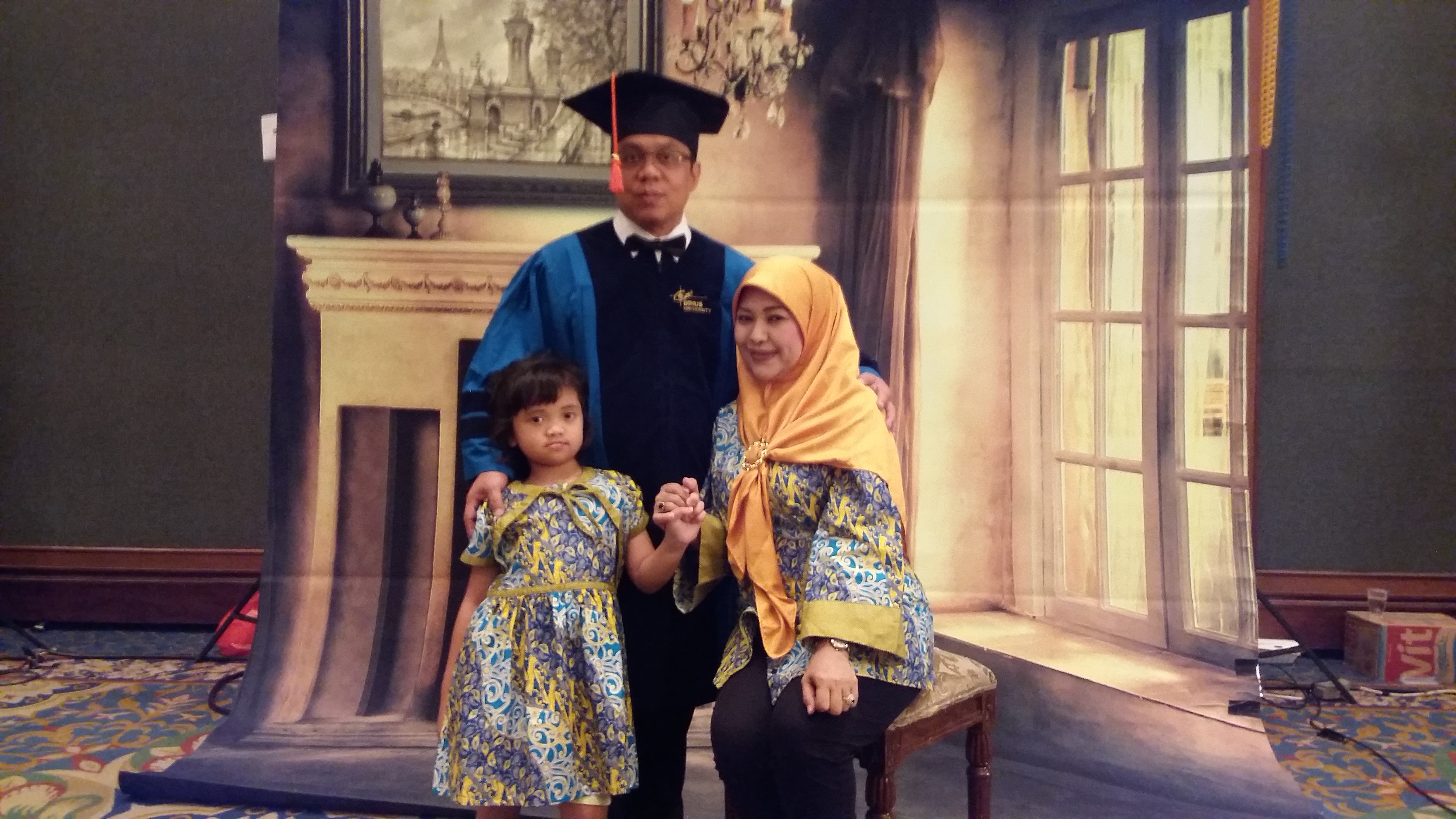 Potret keluarga dalam momen kelulusan