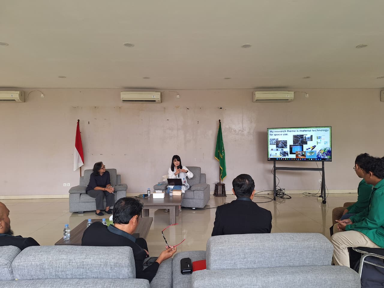 Sesi ilmiah Dr. Ayaka Takahashi tentang material technology for space applications