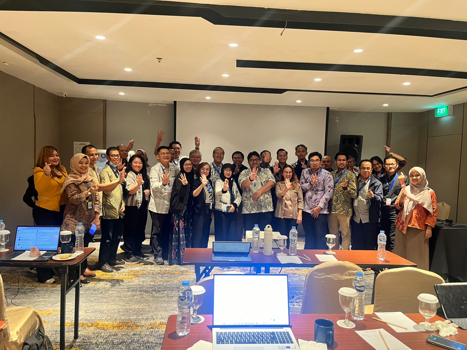 Suasana penuh semangat dalam foto bersama peserta kegiatan akademik pada 18 November 2025