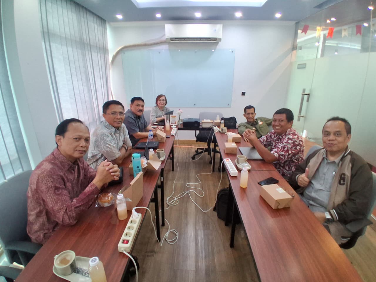 Para direktur APPRODI mengikuti rapat program kerja di kantor baru APPRODI pada 28 Agustus 2026
