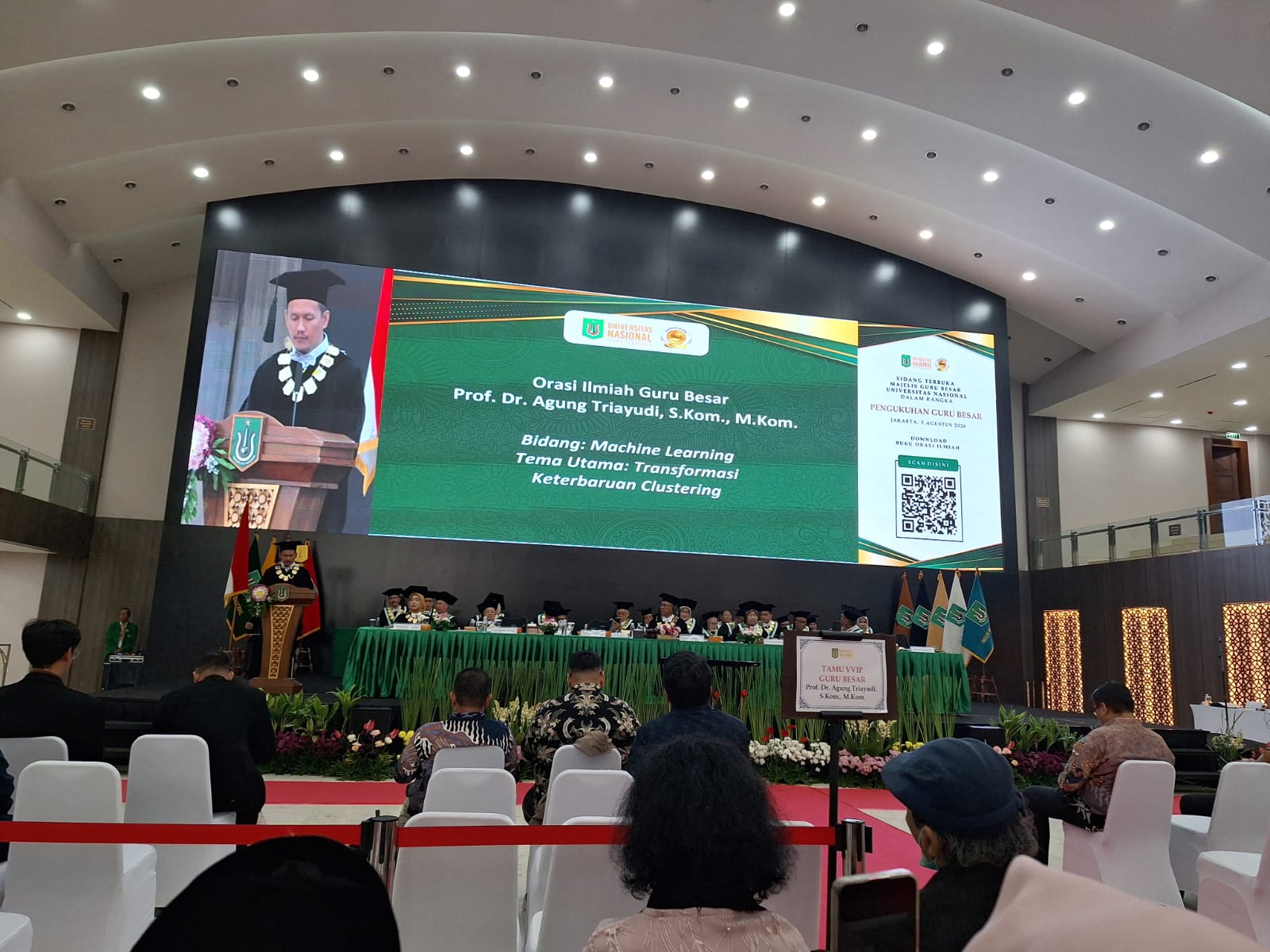 Prof. Dr. Agung Triayudi menyampaikan orasi ilmiah dalam Sidang Terbuka Majelis Guru Besar Universitas Nasional