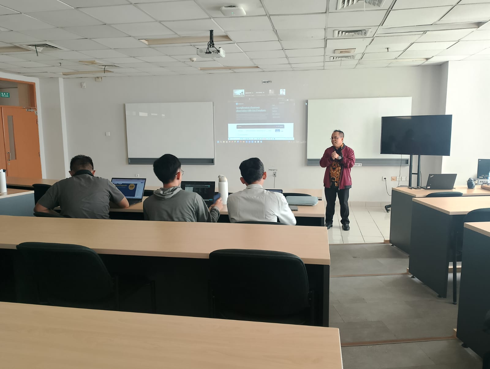 Dr. H. Benrahman presenting evidence-based change management to MMSI BINUS University participants